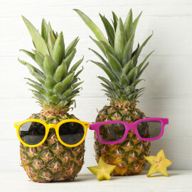 Napszítta hajbaj cikk indexképe: napszemüvegben pózoló két ananász